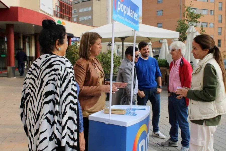 Janette Novo en una mesa informativa del PP