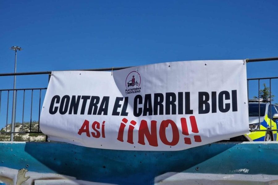 Pancarta Plataforma por la Movilidad cotntra carril bici