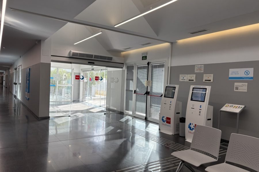Vestíbulo de un centro sanitario con máquinas de autoservicio