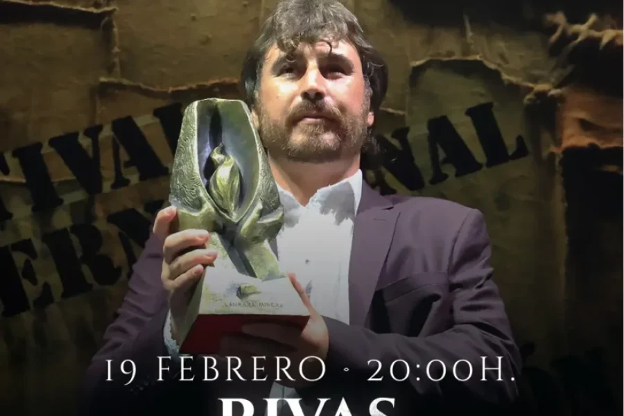 Un hombre trajeado sostiene un trofeo ante un fondo con texto. El cartel anuncia la actuación de Gregorio Moya en el 10º Festival Rivas Flamenca el 19 de febrero, a las 20:00 horas, en el Auditorio Pilar Bardem de Rivas. La información sobre las entradas figura más abajo.