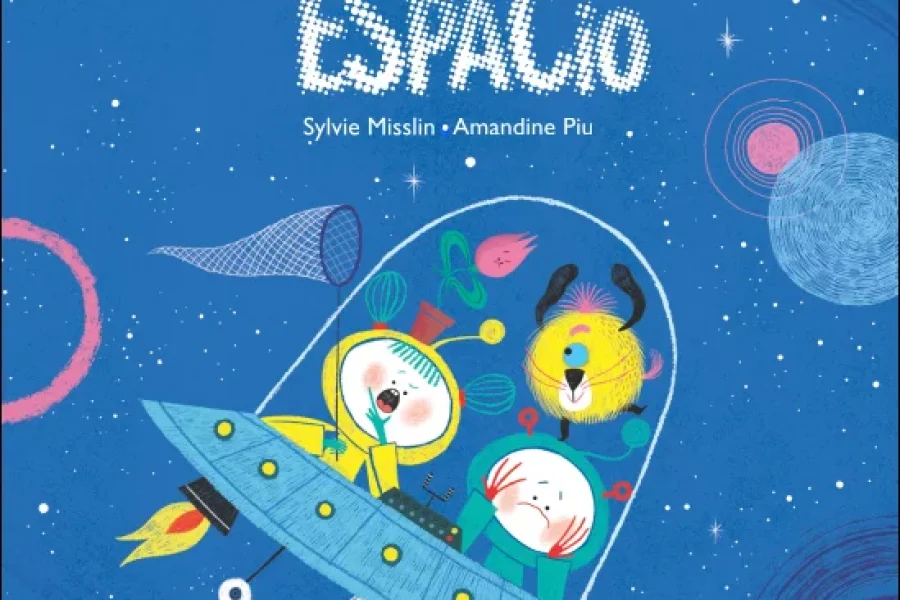 Ilustración de dos niños y una criatura amarilla en un platillo volante, con estrellas, planetas y la Tierra al fondo. El texto en español reza: «El horrible monstruo del espacio». Perfecta para cuentacuentos infantiles, la portada es colorida y divertida, y captura la magia infantil de una aventura entre las estrellas.