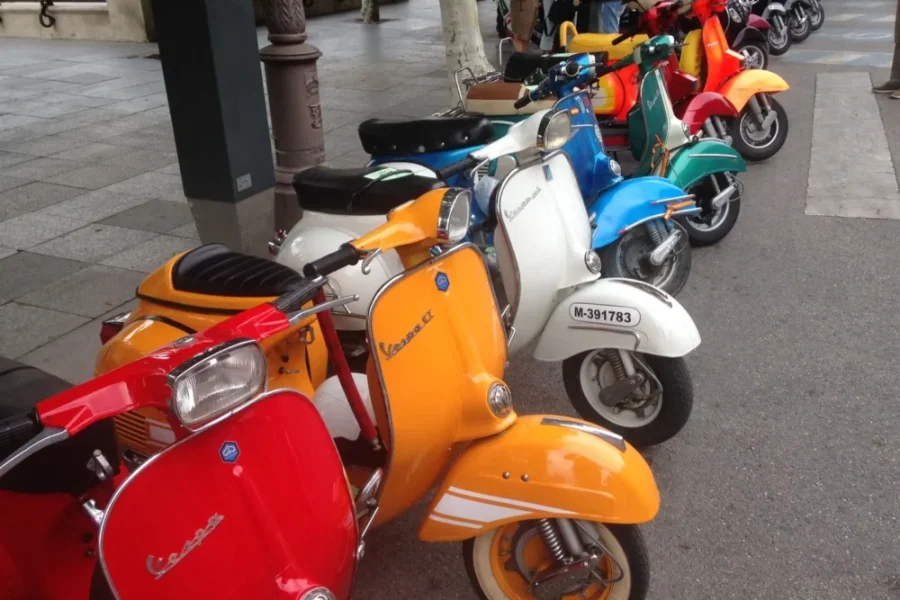 Vespalcalá: Vespas de toda España se dan cita en la ciudad madrileña