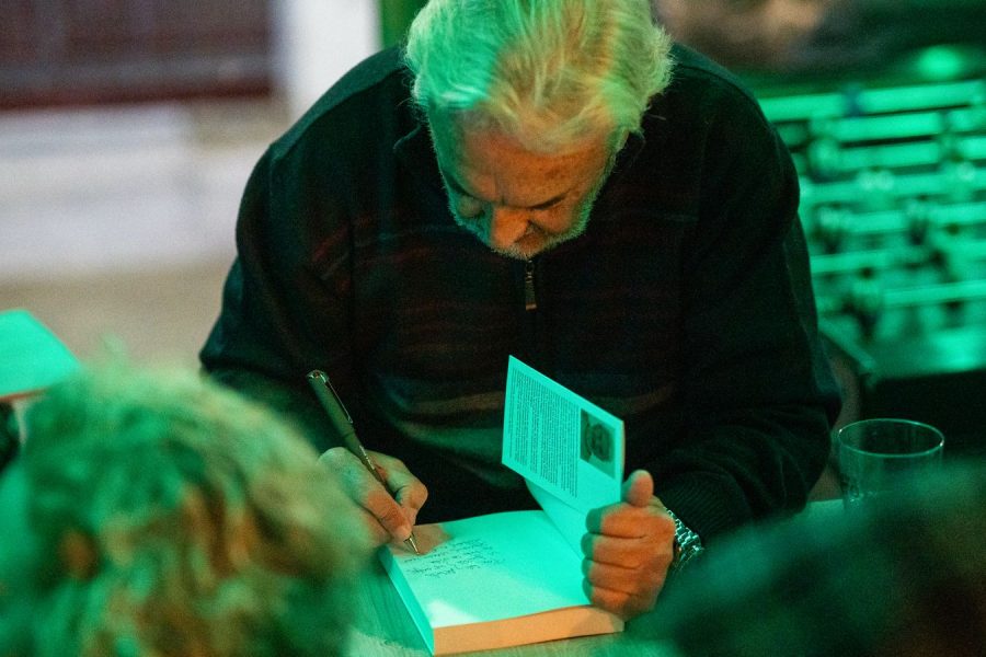 Juanma firmando su primera novela.
