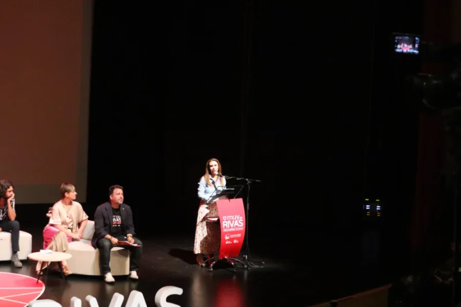 Aída habla en el acto de campaña de la coalición de Izquierda Unida, Más Madrid y Equo en Rivas, que ha contado con la participación de Yolanda Díaz.