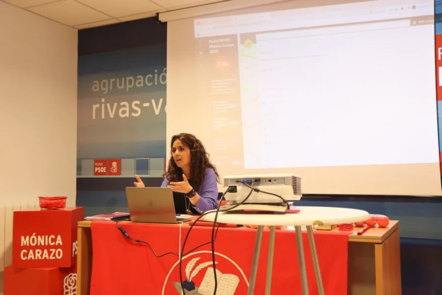 La candidata a la Alcaldía, Mónica Carazo, explica el programa electoral del PSOE.