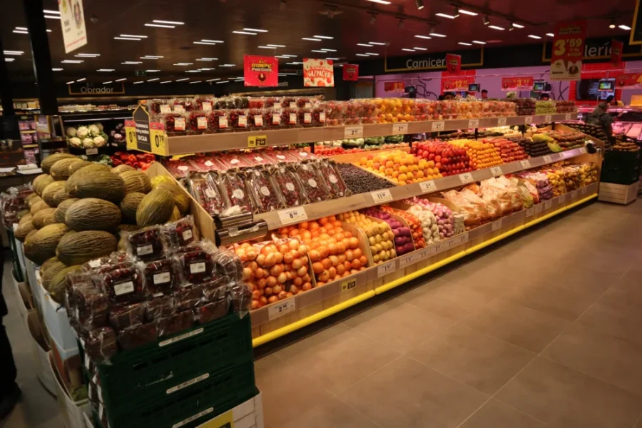 Si el verano del calor te aprieta, no dejes de pasar por el variado pasillo de la fruta.