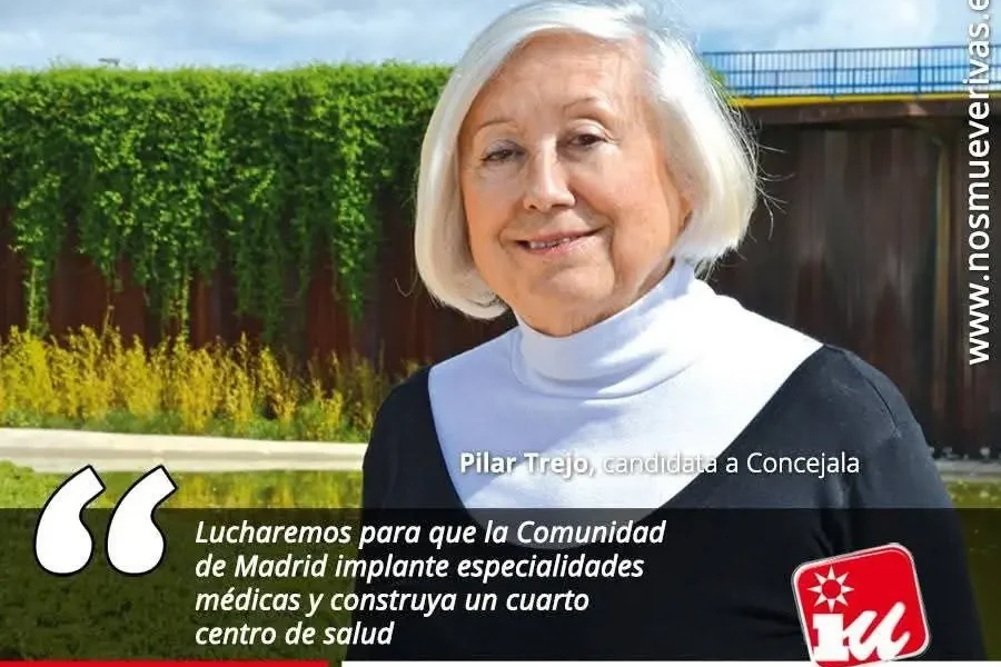 Una mujer mayor, con el pelo corto y blanco, aparece de pie al aire libre, sonriendo. Lleva un jersey de cuello alto negro y un jersey blanco. El texto la identifica como Pilar Trejo, la candidata de IU Rivas, e incluye una frase de campaña sobre la mejora de la asistencia sanitaria local.