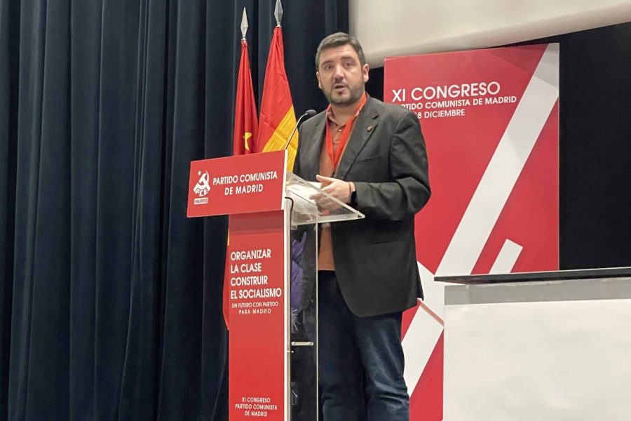 Álvaro Aguilera en el discurso de su reelección como secretario general del PCE en Madrid.