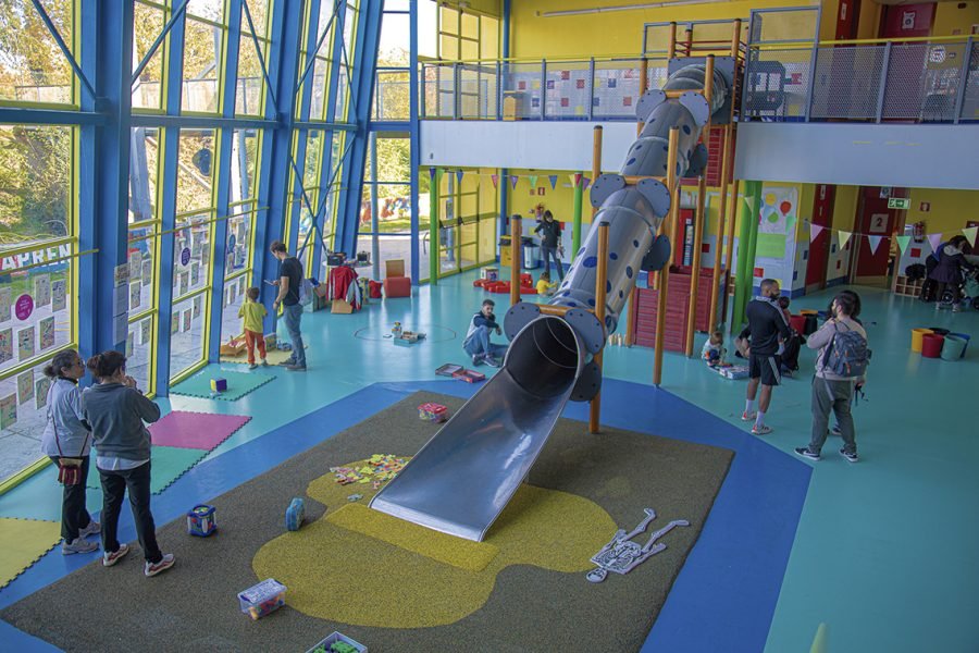 Interior del Centro Municipal de Recursos para la Infancia Bhima Sangha, con la gran sala de juegos y el tobogán