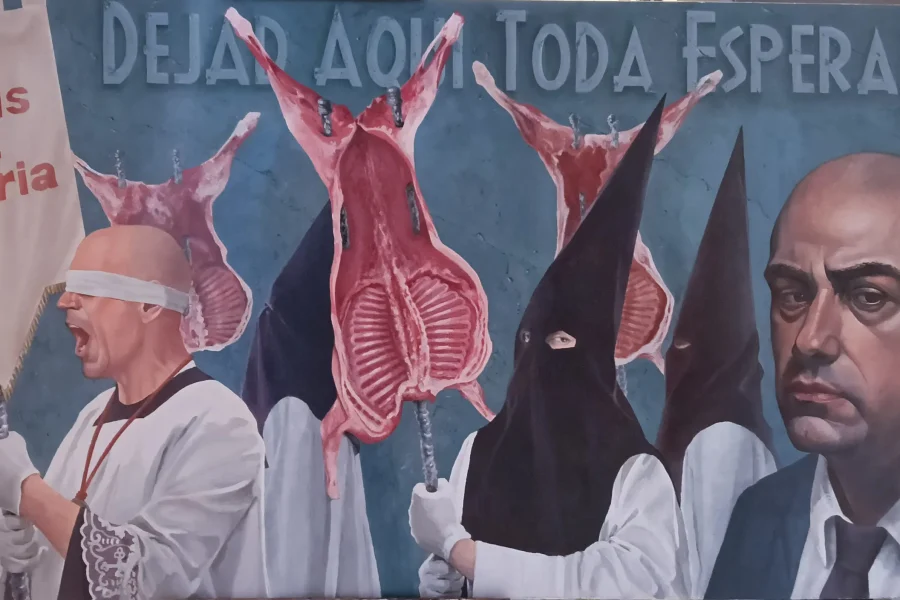 Cuatro figuras participan en una procesión portando cadáveres de animales; un hombre tiene los ojos vendados, dos llevan capuchas negras puntiagudas y uno no lleva máscara. Una pancarta reza «Deus et Patria», y en la pared se lee «DEJAD AQUÍ TODA ESPERANZA». Esta evocadora escena recuerda a las obras presentadas al certamen Frida Kahlo o a las evaluadas en un prestigioso premio de pintura, en el que artistas como Aitor Irimia desafían los límites de la tradición y el simbolismo.