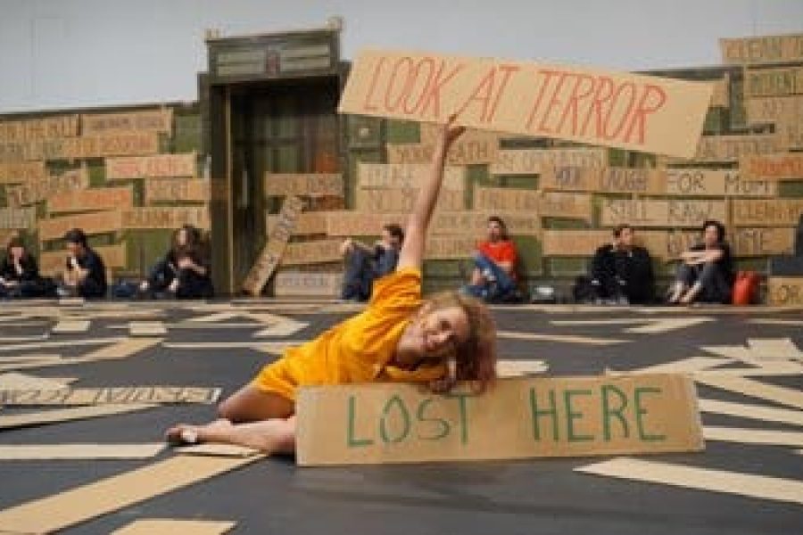 LaRibot_Laughing-Hole_La-Ribot_Tanz-im-August_Berlín