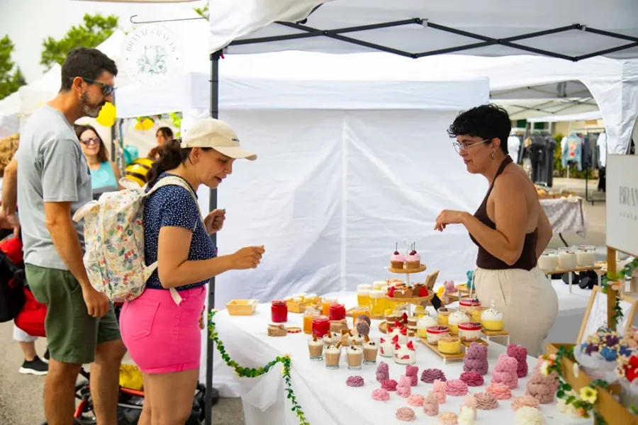 Un puesto del Mercado Nómada que recorrió Rivas en 2025. (Fotografía de PACO MARISCAL)