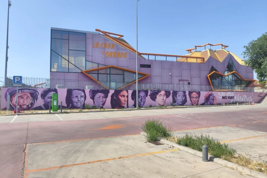 El mural feminista de Rivas recupera su color morado