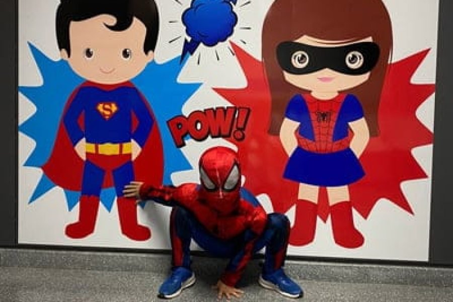 Niños-superhéroes-se-vacunan-frente-al-COVID