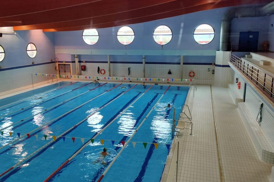 Piscina cubierta del polideportivo Parque del Sureste de Rivas, con varios nadadores en las calles