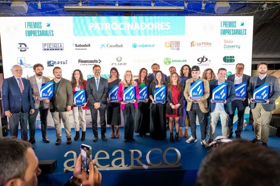Grupo de premiados con trofeos junto al jurado y autoridades de la I edición de los Premios Empresariales de ASEARCO, en 2025