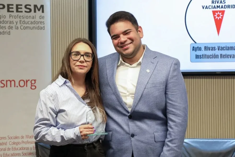 La alcaldesa Aída Castillejo recoge el premio de manos del presidente del CPEES