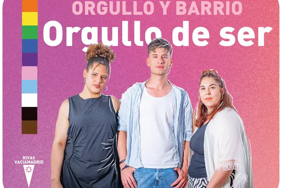 Tres personas de pie delante de un fondo rosa degradado con "Orgullo y Barrio Orgullo de ser". A la izquierda, una bandera vertical del orgullo del progreso y, en la parte inferior, el logotipo de Rivas Vaciamadrid, celebrando la fiesta LGTBI y la reivindicación LGTBI.