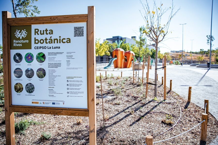 Cartel de la ruta botánica en el entorno renaturalizado del CEIPSO La Luna