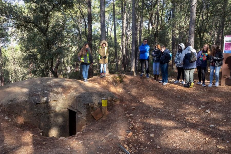 Grupo de personas recorriendo una ruta por el patrimonio natural de la Comunidad de Madrid