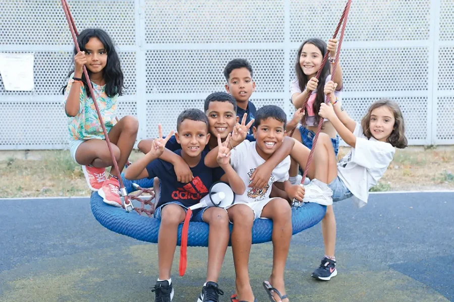 NIños y niñas saharauis de un proyecto de cooperación de Rivas posan sonrientes.