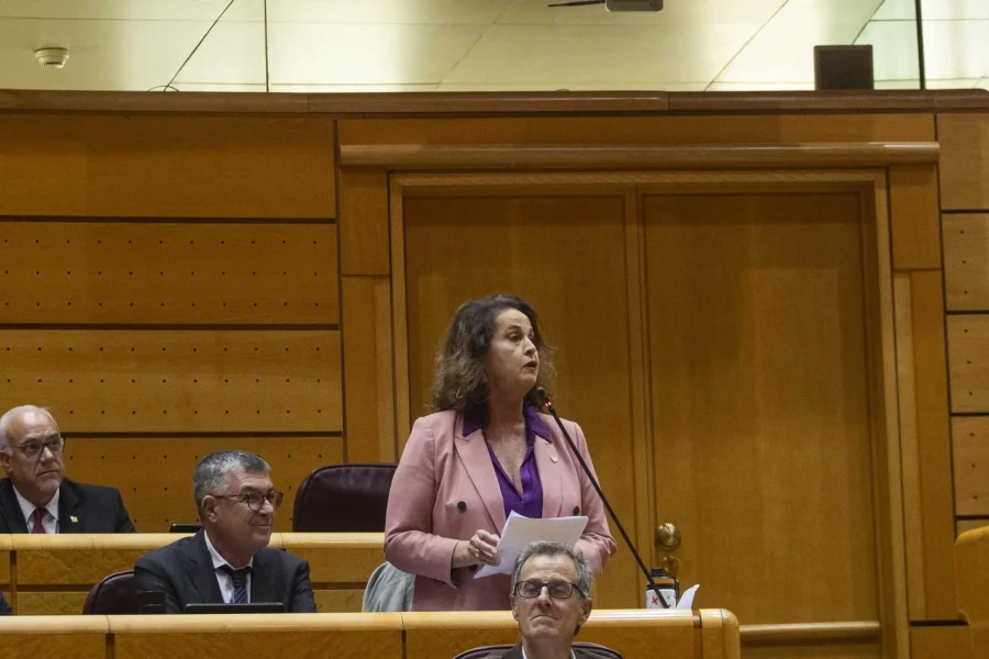 Carla Antonelli de Más Madrid apoya a las mujeres afganas en el Senado.