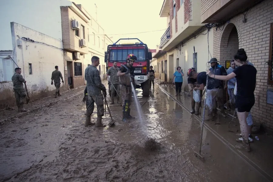La UME realiza labores de limpieza en la provincia de Valencia | Foto de la UME
