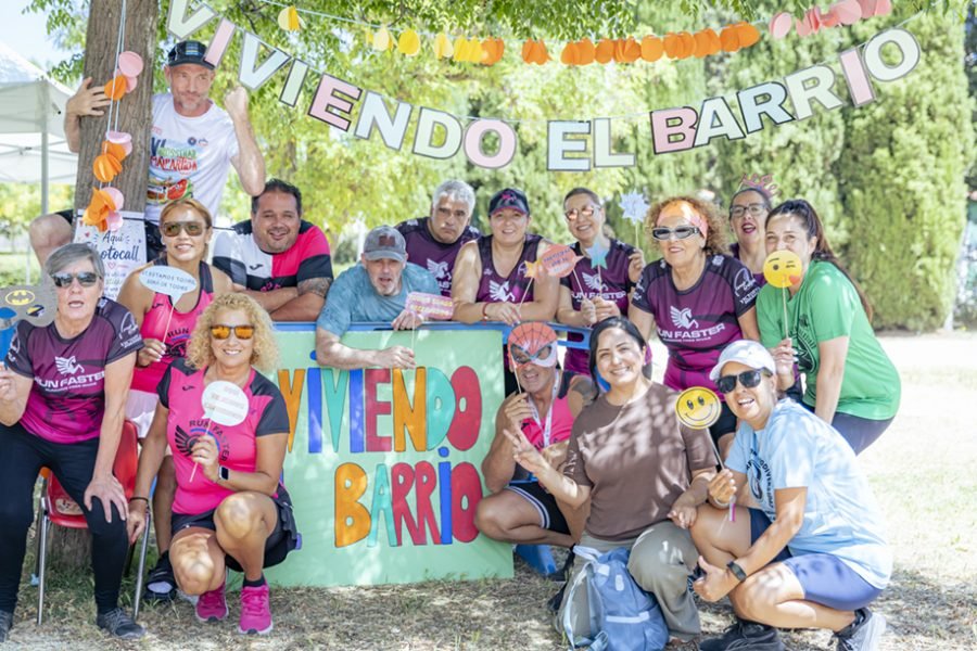 Vecinos participan en una jornada de ‘Viviendo el barrio’ en el parque de Rafael Canogar