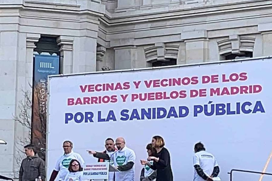 Por la Sanidad Pública es el lema de la movilización, que fue convocada por la Coordinadora de Barrios y Pueblos de Madrid.