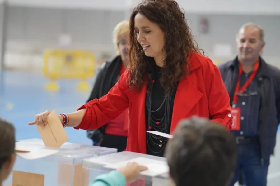 Mónica Carazo, candidata del PSOE, votó en el CEIP Dulce Chacón