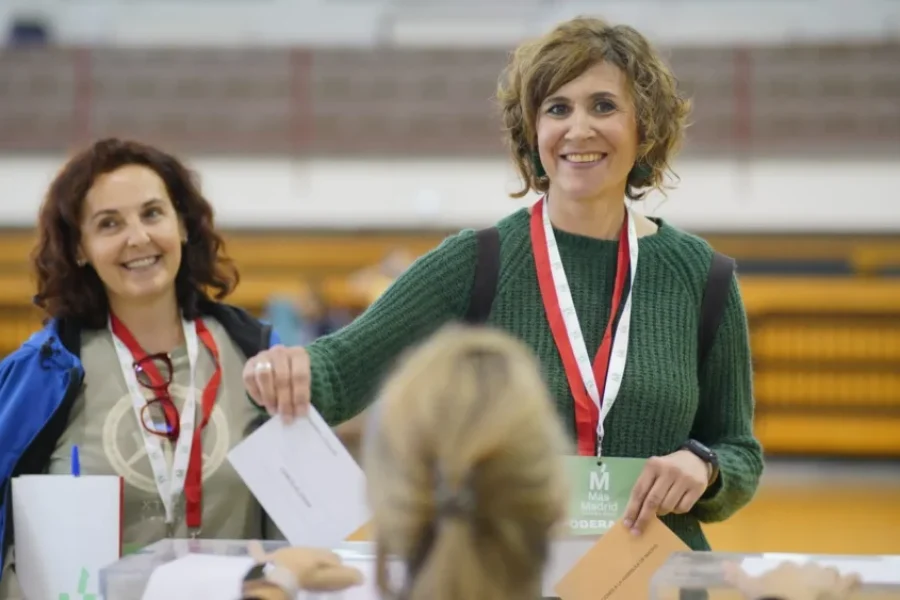 Charo Sandoval y Mimi Chamorro,coportavoces de Más Madrid y candidatas por IU - MM - Equo votando.