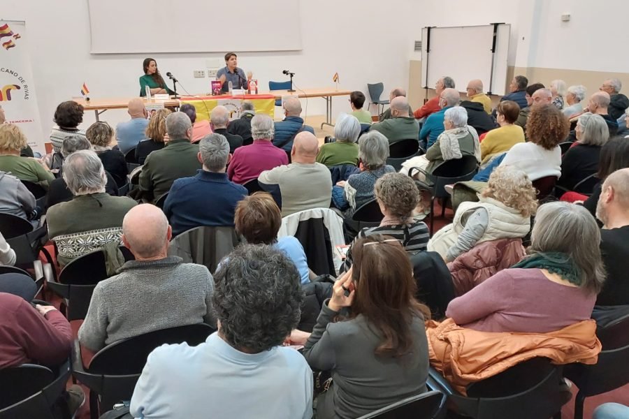 Público asistente a una asamblea del Ateneo Republicano de Rivas, con la pancarta de la entidad y banderas republicanas