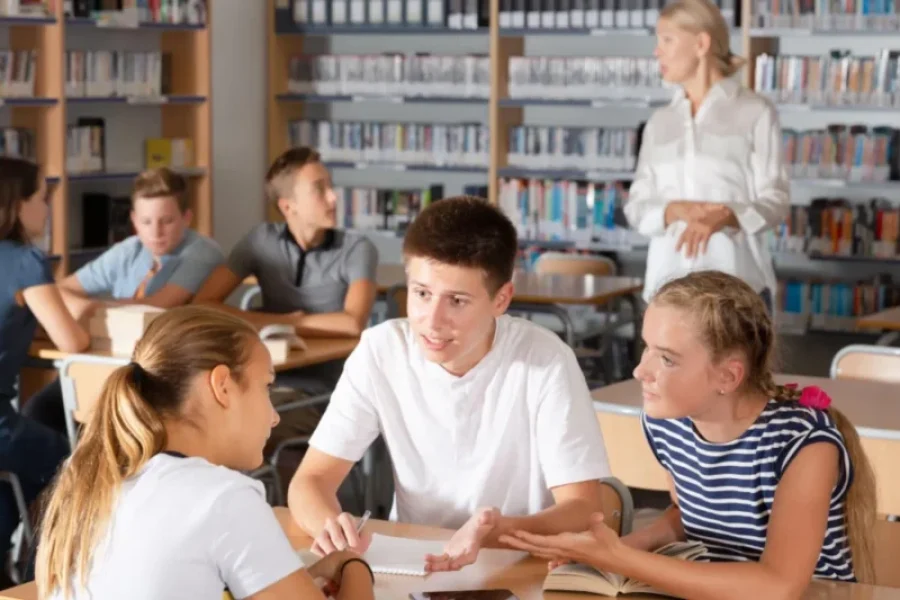 Adolescente Joven Debate