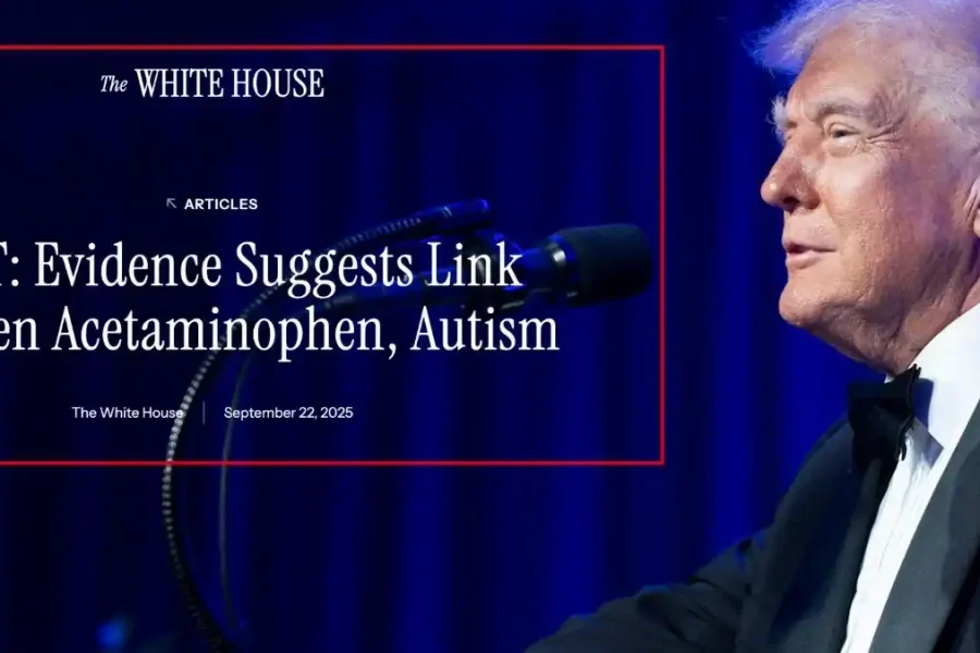 Un hombre trajeado frente a un micrófono en el escenario. El texto superpuesto dice: FACT: Evidence Suggests Link Between Paracetamol, Autismo. La Casa Blanca. 22 de septiembre de 2025.