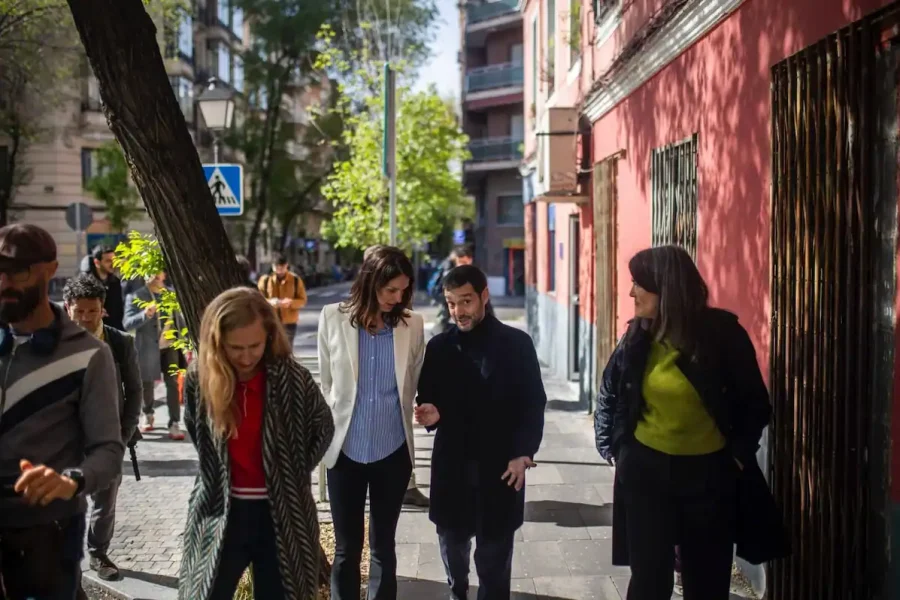 El ministro Pablo Bustinduy, en abril durante una visita a una zona de pisos turísticos en Madrid junto a Rita Maestre y Manuela Bergerot | Foto de Más Madrid
