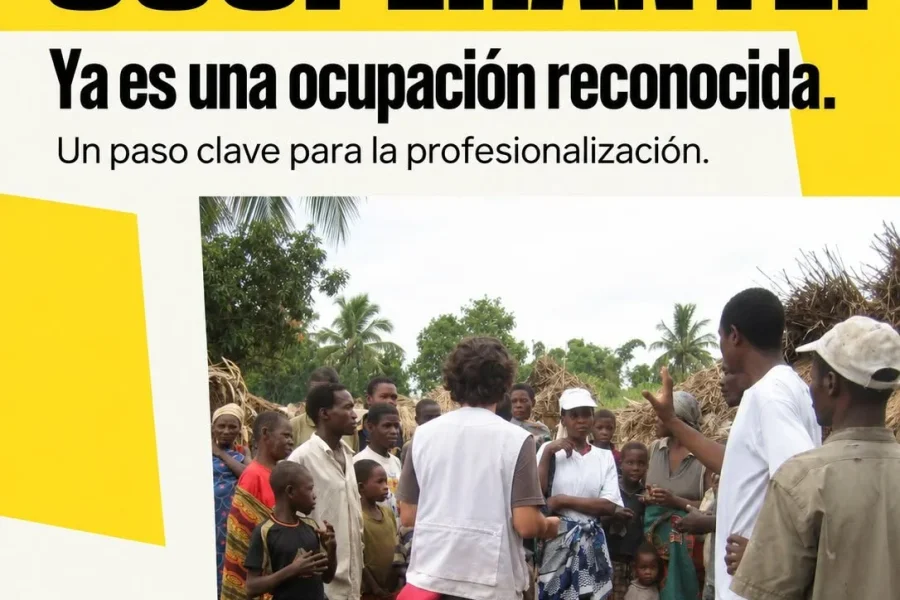 Un cooperante habla sobre la profesionalización de la profesión de cooperante ante un grupo de personas en un pueblo rural.