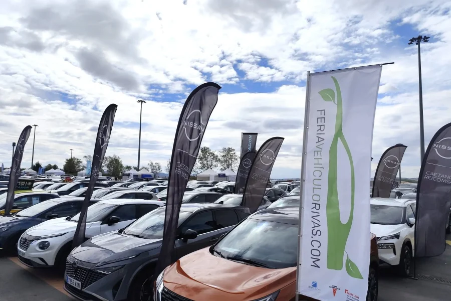 Filas de vehículos expuestos en la Feria del Vehículo Sostenible de Rivas