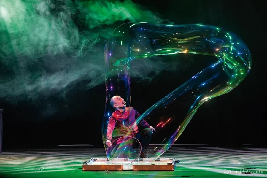 Rivas celebra el Día de la Infancia con un espectáculo de pompas gigantes