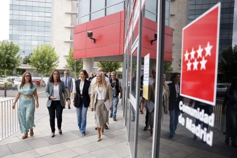 Ayuso inaugura en Rivas la oficina de Empleo con mil metros