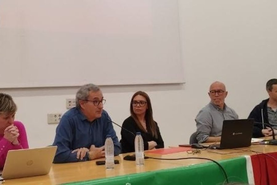 Aída Castillejo, José Luis Alfaro y Jaime de León en la mesa informativa sobre escolarización