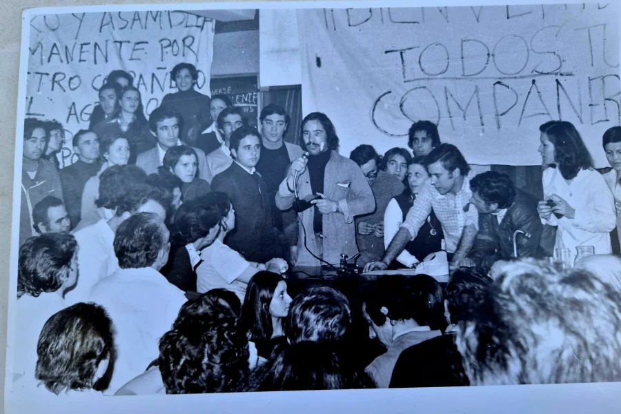 El sindicalista Ángel de la Vieja interviene tras su liberación en la Asamblea permanente del Hospital Francisco Franco.
