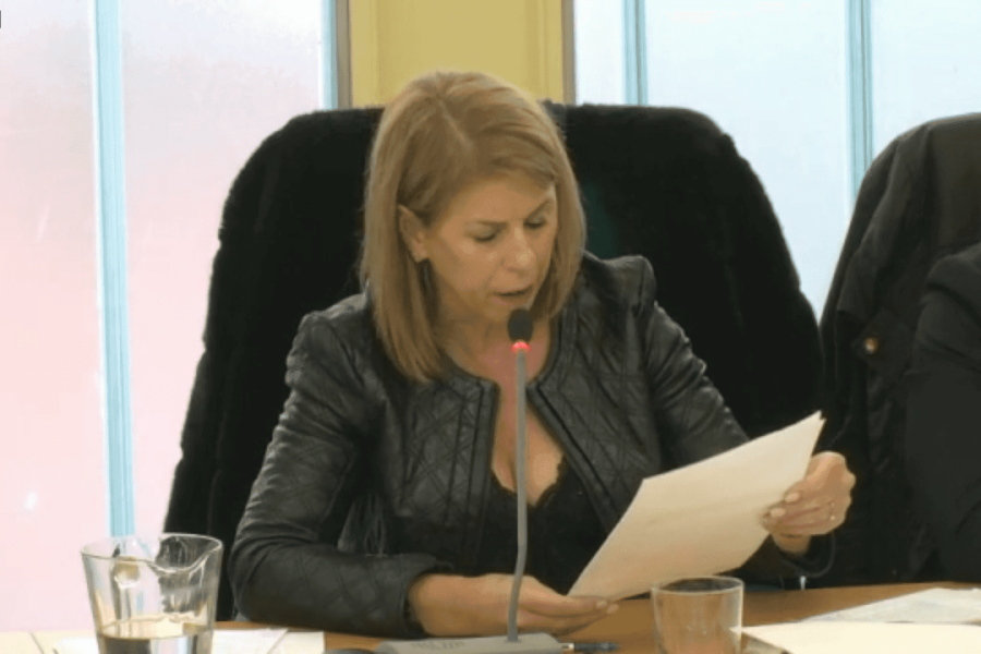 Janette Novo, portavoz del Partido Popular de Rivas, durante una intervención en el Pleno de Presupuestos.