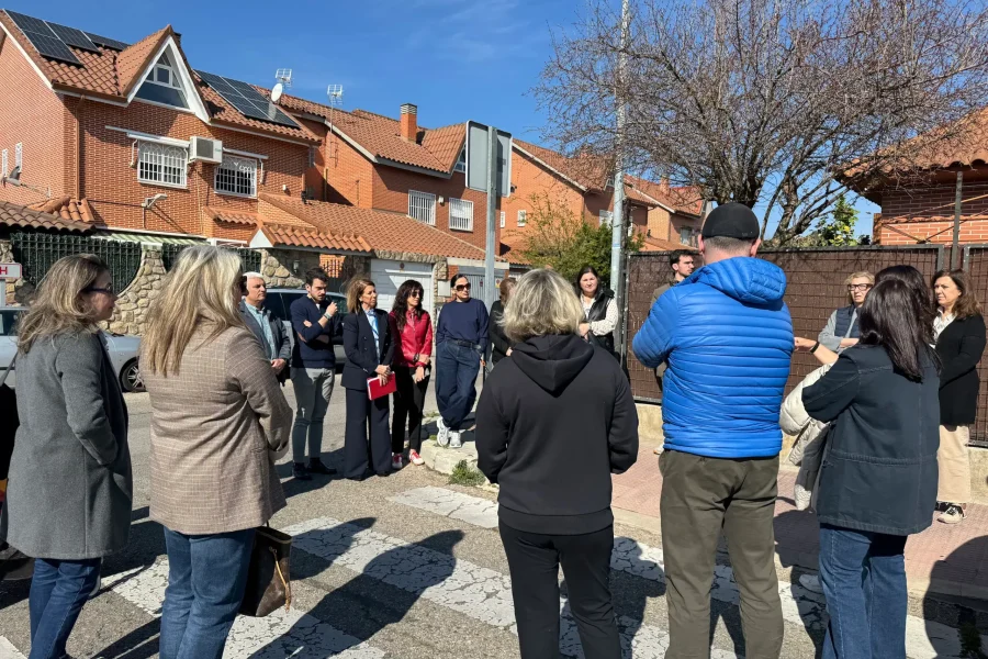 Janette Novo habla con vecinos de Rivas sobre los problemas de aparcamiento.