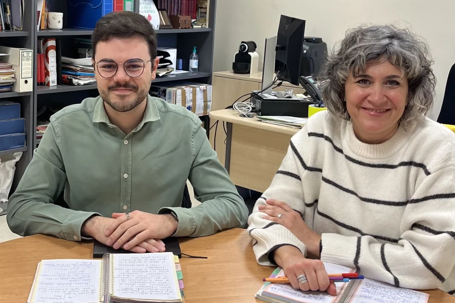 Jorge Pastrano presenta a la concejala las propuestas de Juventudes Socialistas.