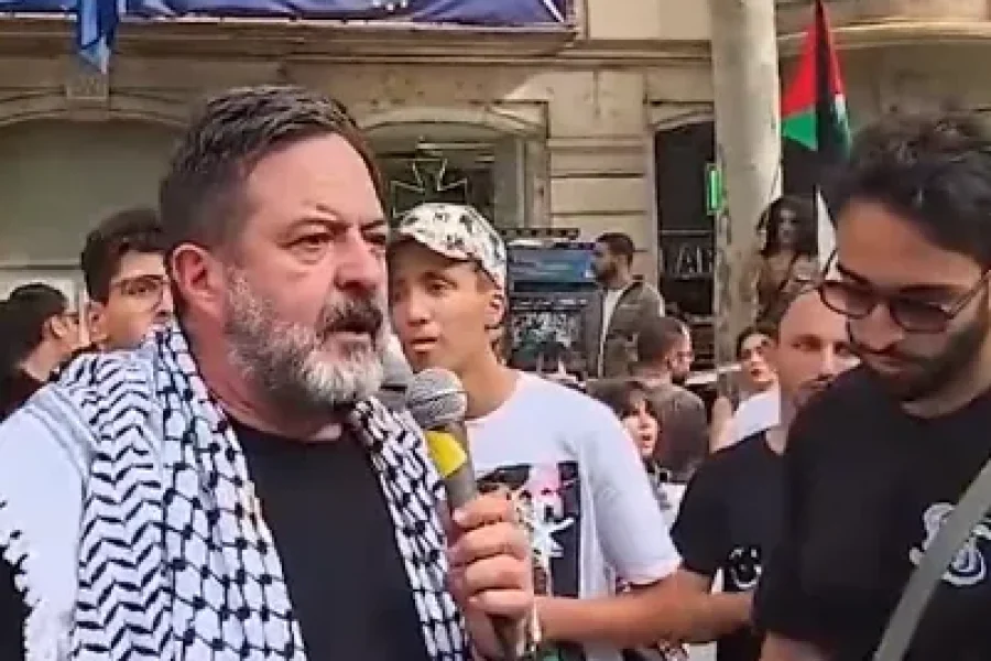 Impiden a un eurodiputado intervenir con pañuelo palestino