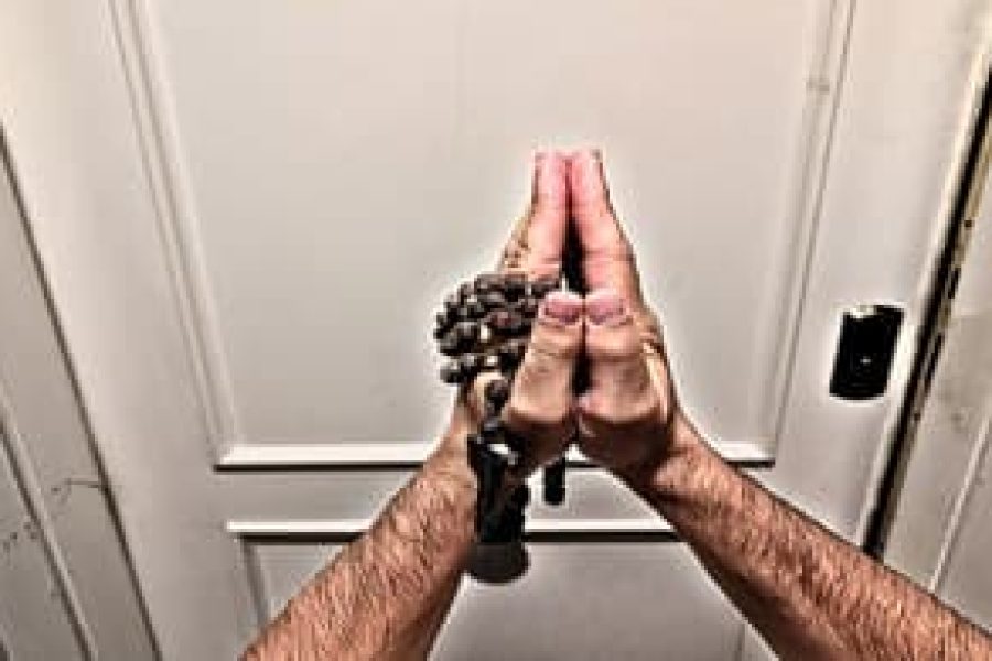 Imagen del videojuego de terror de ambientación católica, The Box.