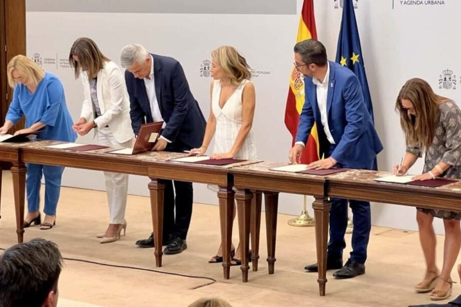 Firma convenio Raquel Sánchez y Aída Castillejo