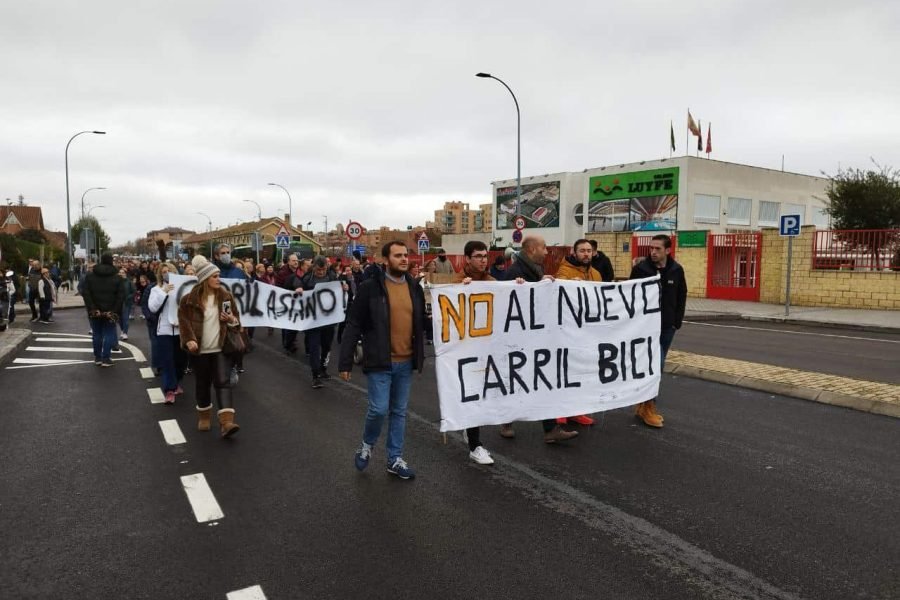 Cabecera de la Manifestación de la Plataforma por la Movilidad contra los carriles bici