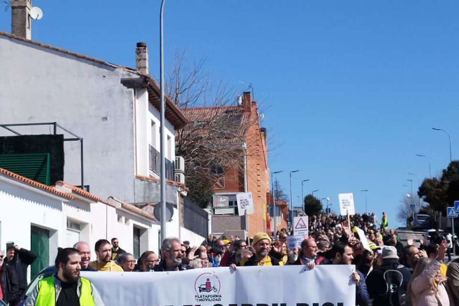 Manifestación contra el carril bici en la avenida Miralrío