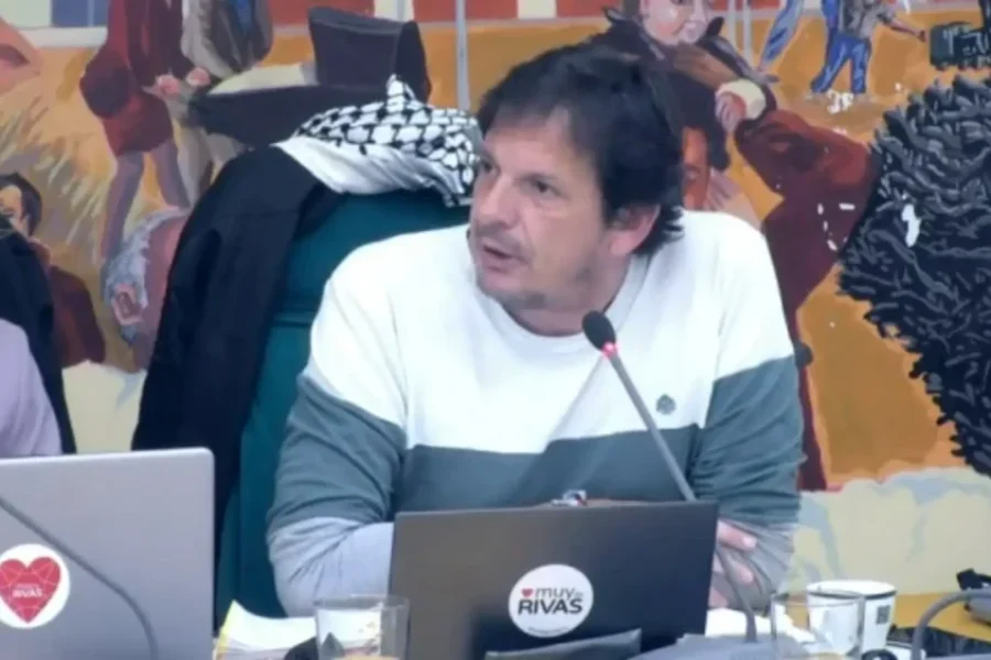 Manu Castro, concejal comunista de IU-MM-VQ, en el pleno municipal de Rivas del 30 de noviembre de 2023.